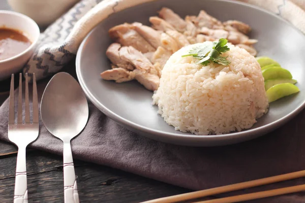 Nasi Ayam Hainan Disajikan Dengan Saus Celup Dan Kaldu Panas — Stok Foto