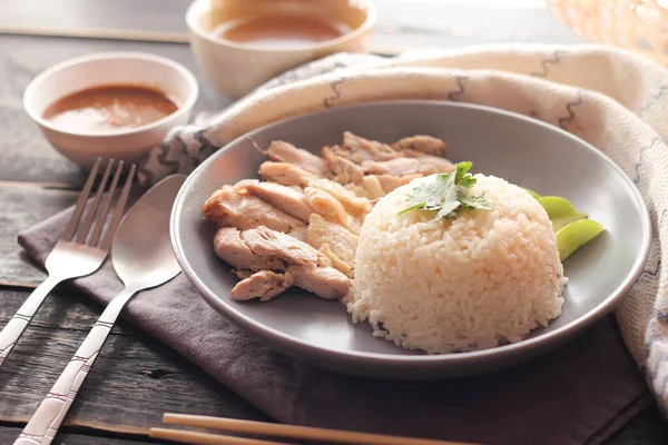 Arroz Pollo Hainanés Servido Con Salsa Caldo Caliente Sobre Una —  Fotos de Stock