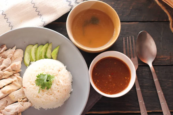 海南鸡饭 配上酱汁和热汤 放在黑木桌上 — 图库照片