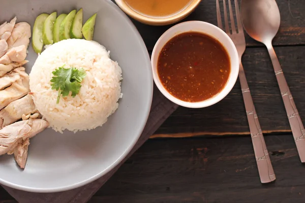 Arroz Pollo Hainanés Servido Con Salsa Caldo Caliente Sobre Una —  Fotos de Stock