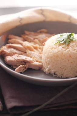 Çin tavuğu pilavı, sos ve sıcak çorba ile servis edilir..