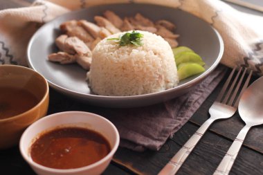 Çin tavuğu pilavı, sos ve sıcak çorba ile servis edilir..