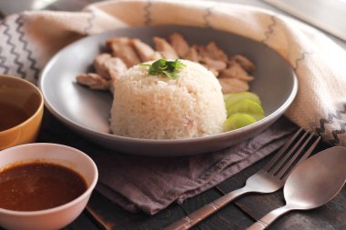 Çin tavuğu pilavı, sos ve sıcak çorba ile servis edilir..