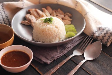 Çin tavuğu pilavı, sos ve sıcak çorba ile servis edilir..