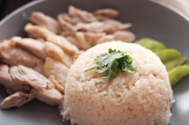 Çin tavuğu pilavı, sos ve sıcak çorba ile servis edilir..