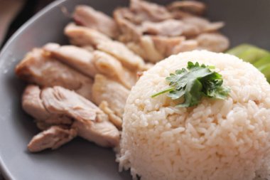 Çin tavuğu pilavı, sos ve sıcak çorba ile servis edilir..