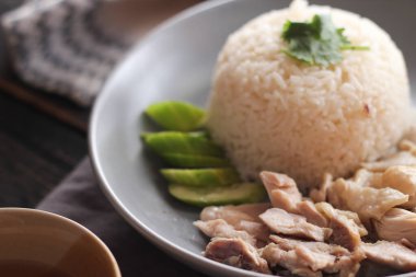 Çin tavuğu pilavı, sos ve sıcak çorba ile servis edilir..