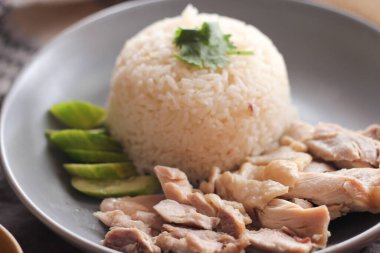 Çin tavuğu pilavı, sos ve sıcak çorba ile servis edilir..