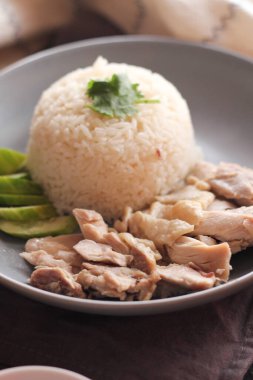 Çin tavuğu pilavı, sos ve sıcak çorba ile servis edilir..