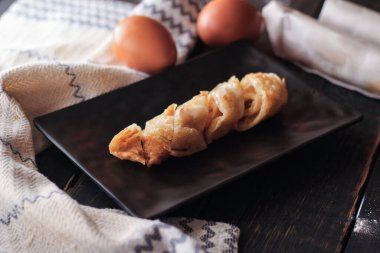 Roti, un ve yumurtadan yapılmış Hint yemeği. Siyah bir tabakta tatlandırılmış sütle servis edilir..