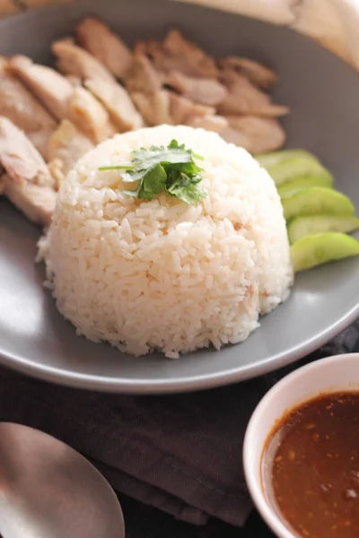 Arroz Pollo Hainanés Servido Con Salsa Caldo Caliente Sobre Una — Foto de Stock