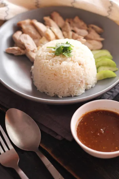 Arroz Pollo Hainanés Servido Con Salsa Caldo Caliente Sobre Una — Foto de Stock