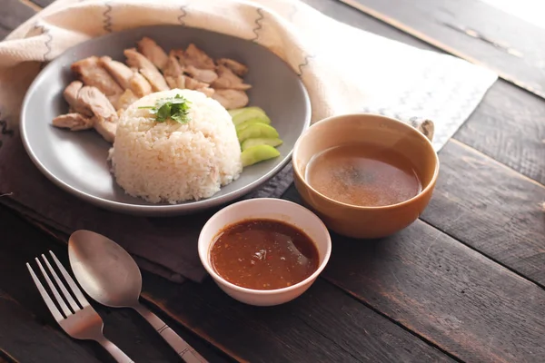 Hainanská Kuřecí Rýže Podávaná Omáčkou Horkým Vývarem Černém Dřevěném Stole — Stock fotografie