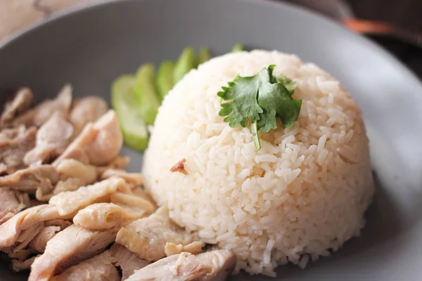 Nasi Ayam Hainan Disajikan Dengan Saus Celup Dan Kaldu Panas — Stok Foto