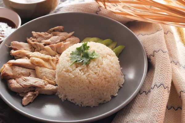 Hainanese Csirke Rizs Tálalva Mártással Forró Húsleves Egy Fekete Asztalon — Stock Fotó