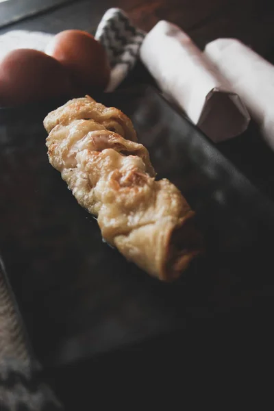 Roti Tipo Comida India Hecha Harina Huevos Sirve Plato Negro — Foto de Stock