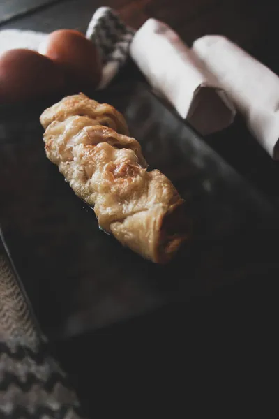 Roti Tipo Comida India Hecha Harina Huevos Sirve Plato Negro — Foto de Stock