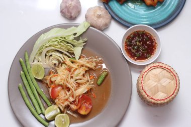 Tayland papayası salatası ya da Taylandca 'da 