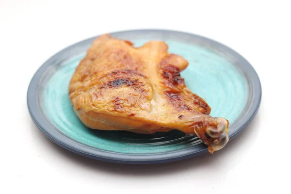 Gegrilltes Hühnchen Einem Grünen Teller Auf Einem Weißen Tisch Serviert — Stockfoto