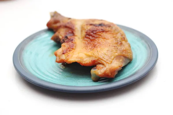 Ψητό Κοτόπουλο Πράσινο Πιάτο Σερβιρισμένο Λευκό Τραπέζι — Φωτογραφία Αρχείου