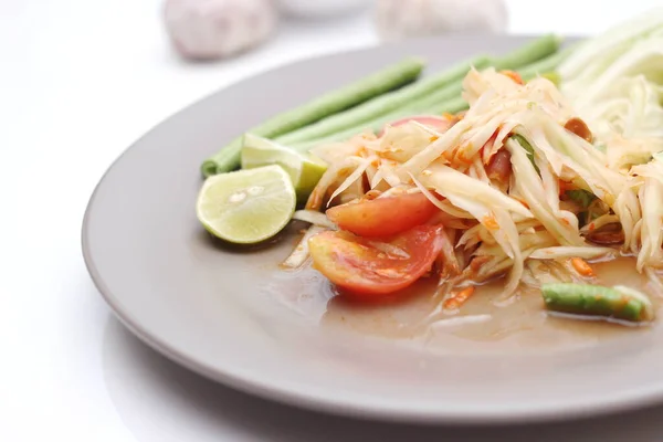 泰国木瓜沙拉或我们称之为 Somtum 的泰语 当地著名的泰国街菜式 白桌上有辛辣的味道 — 图库照片