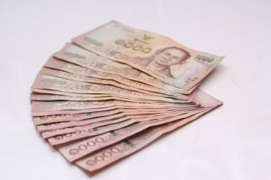 Beyaz arka planda 1000 baht Tayland banknotları.