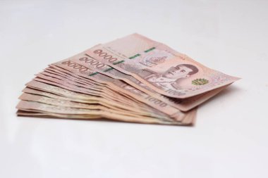 Beyaz arka planda 1000 baht Tayland banknotları.