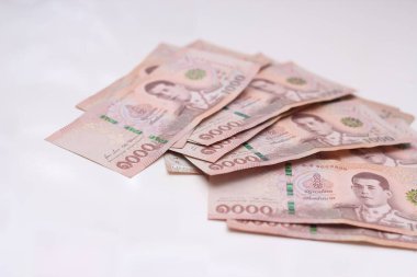 Beyaz arka planda 1000 baht Tayland banknotları.