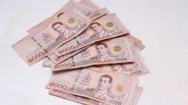 Beyaz arka planda 1000 baht Tayland banknotları.