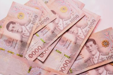 Beyaz arka planda 1000 baht Tayland banknotları.