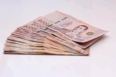 Beyaz arka planda 1000 baht Tayland banknotları.