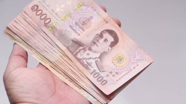 Beyaz arka planda 1000 baht Tayland banknotları.