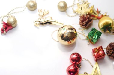 Beyaz arka plana yerleştirilmiş Noel süslemeleri