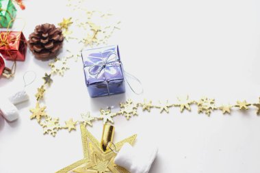 Beyaz arka plana yerleştirilmiş Noel süslemeleri