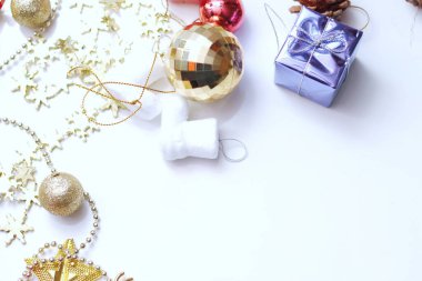 Beyaz arka plana yerleştirilmiş Noel süslemeleri