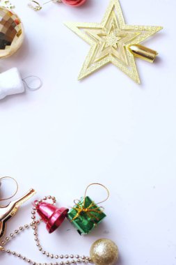 Beyaz arka plana yerleştirilmiş Noel süslemeleri