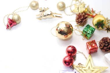 Beyaz arka plana yerleştirilmiş Noel süslemeleri