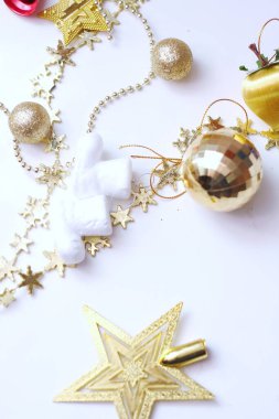 Beyaz arka plana yerleştirilmiş Noel süslemeleri