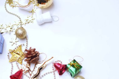 Beyaz arka plana yerleştirilmiş Noel süslemeleri