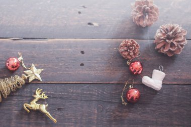 Siyah ahşap bir masaya yerleştirilmiş Noel süslerinin en üst görüntüsü.