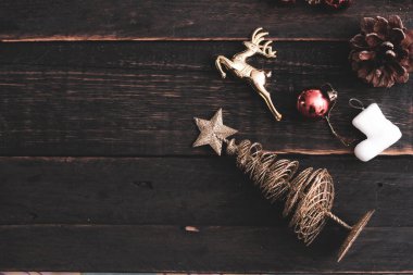 Siyah ahşap bir masaya yerleştirilmiş Noel süslerinin en üst görüntüsü.