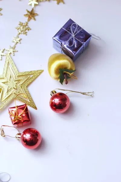 Decoraciones Navidad Colocadas Sobre Fondo Blanco —  Fotos de Stock