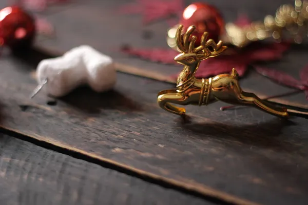 Kerstversieringen Geplaatst Een Zwarte Houten Tafel — Stockfoto