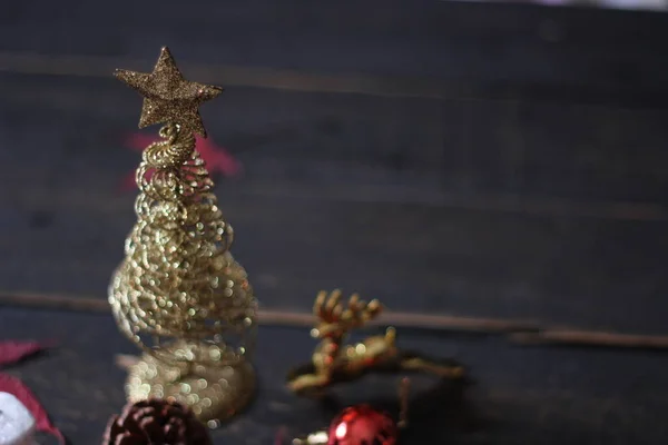 Kerstversieringen Geplaatst Een Zwarte Houten Tafel — Stockfoto