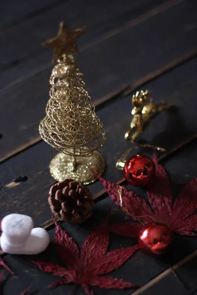 Kerstversieringen Geplaatst Een Zwarte Houten Tafel — Stockfoto