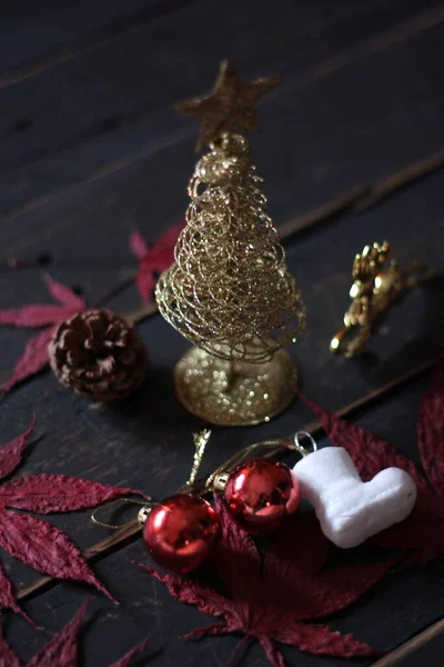 Kerstversieringen Geplaatst Een Zwarte Houten Tafel — Stockfoto