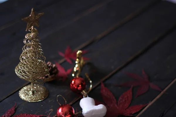 Decorazioni Natalizie Poste Tavolo Legno Nero — Foto Stock