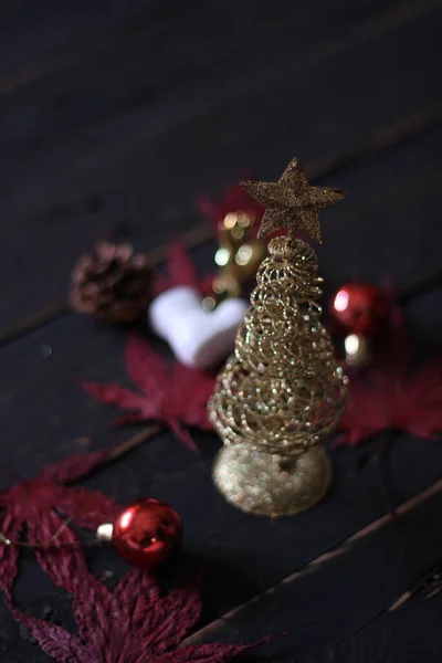 Dekoracje Świąteczne Umieszczone Czarnym Drewnianym Stole — Zdjęcie stockowe