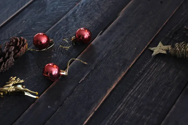 Decoraciones Navidad Colocadas Una Mesa Madera Negra —  Fotos de Stock