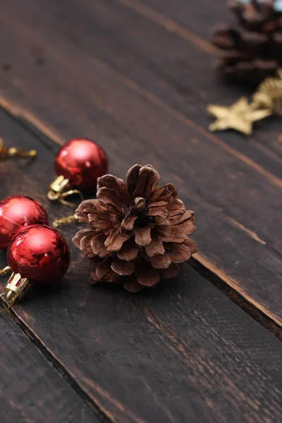 Kerstversieringen Geplaatst Een Zwarte Houten Tafel — Stockfoto